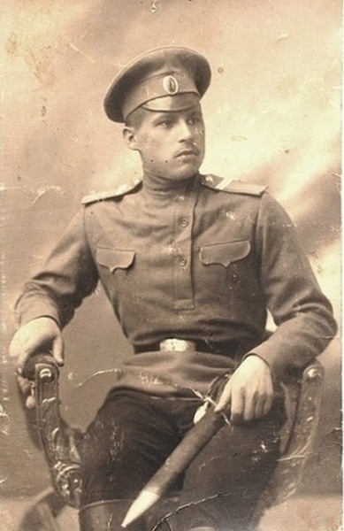 Фото юнкера Виленского военного училища с тесаком, на рукояти которого повязан офицерский темляк. 1910-е годы.