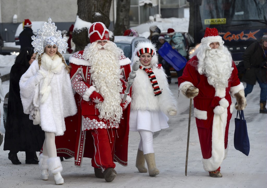 www.GetBg.net_New_Year_wallpapers_Santa_Claus_and_Snow_Maiden_children_051298_