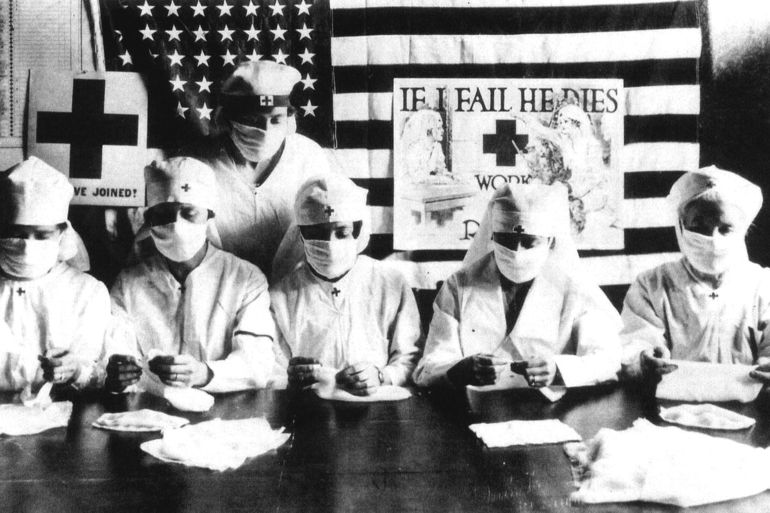 Volontaires de la Croix Rouge luttant contre l'epidemie de grippe espagnole aux Etats Unis en 1918. Le nom de " grippe espagnole " provient du fait que l'Espagne est le seul pays a avoir publie librement des informations relatives a ce fleau. Il sevit sur l'ensemble du monde et fit plus de 30 millions de morts. Le virus aurait d'abord atteint les USA par le biais d'un bataillon americain de retour de Chine (ou il aurait contracte un 1er virus qui muta en virus de la grippe espagnole) sur une base pres de Boston (1ers cas mortels au printemps 1918). La maladie se repandit dans le reste du monde, en particulier l'Europe, par le biais des mouvements des troupes alliees pendant la guerre --  Red Cross volunteers fighting against the spanish flu epidemy in United States in 1918